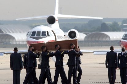 Llegada a la base aérea de Torrejón de los féretros con los restos mortales de los periodistas asesinados en Burkina Faso.- ICAL