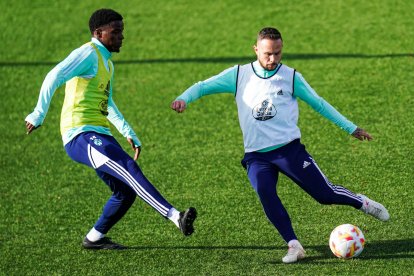 Entrenamiento del Real Valladolid en el campo de hierba artificial de los Anexos. / RVCF / IÑAKI SOLA