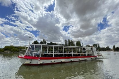 Barco en el Canal de Castilla. /DPV/Miguel Ángel Santos