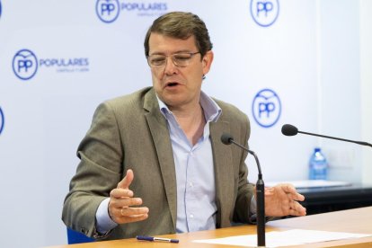 Alfonso Fernández Mañueco, ayer en la rueda de prensa posterior a la reunión del Comité de Dirección del PPautonómico.-J. M. LOSTAU