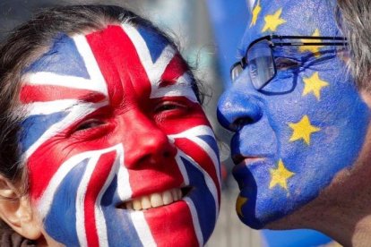 Dos activistas con las caras pintadas con la bandera británica y la de la Unión Europea participan en una manifestación contra el brexit en Bruselas.-EFE / OLIVIER HOSLET