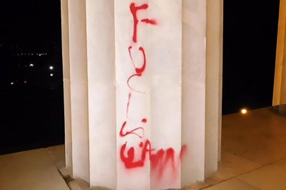 Pintada en la que se adivina la frase 'Fuck law'-US PARK POLICE