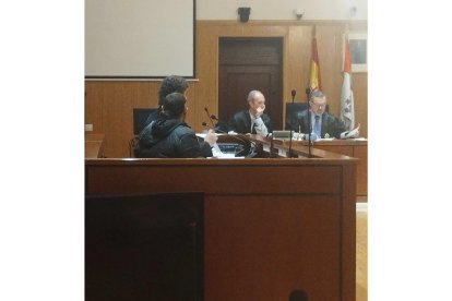 El condenado junto a su letrado defensor durante el juicio celebrado en la Audiencia de Valladolid. - EUROPA PRESS