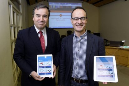 El director de Políticas Culturales, José Ramón Alonso (i), junto al director de la Biblioteca de Castilla y León, César Salinero (d), han presentado esta mañana las novedades tecnológicas de las bibliotecas públicas de Castilla y León-Efe