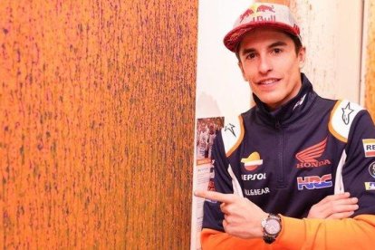 Marc Márquez, hoy, junto a uno de los ocho cuadros que pintó con su Honda.-REPSOL MEDIA / ALPHA PRO