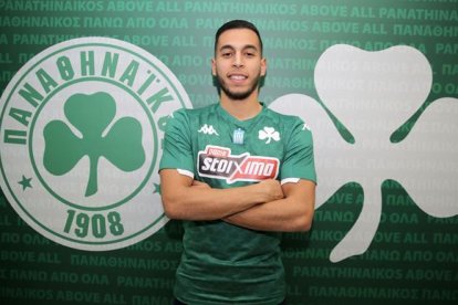El centrocampista Anuar posa en la sede de Panathinaikos con su nueva camiseta.-E.M.
