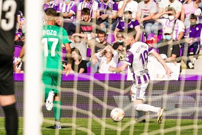 Toni Villa, que volverá al equipo tras la sanción, busca regatear a Pozo en el partido ante elAlmería . RV. /I. SOLA
