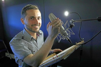 Rodri Martín, en una imagen de archivo, en su estudio, e imagen de la serie de Disney. J. M. LOSTAU