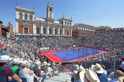 Imagen de archivo de una edición del World Pádel Tour en la Plaza Mayor de Valladolid / PHOTOGENIC