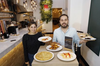 Los hermanos Cristina (i) y Jorge (d) San Juan Calleja muestran algunos de los platos  del establecimiento, donde destaca la tortilla al estilo ‘Las Canteras’ y la tarta de queso cremosa.-J.M. LOSTAU