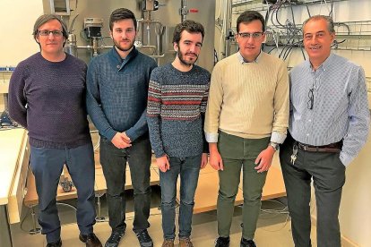 Juan José Fuertes, Raúl González, José Ramón Rodríguez, Alberto Martínez y Manuel Domínguez en las instalaciones de la Universidad de León.-EL MUNDO