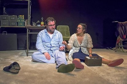 Los actores Javier Manzanera y Celia Nadal en una escena de la obra ‘Espacio Disponible’.-PERIGALLO TEATRO