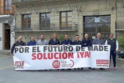 Pablo Fernández y representantes del comité de empresa de Made se concentran ayer frente al Ayuntamiento.-EL MUNDO