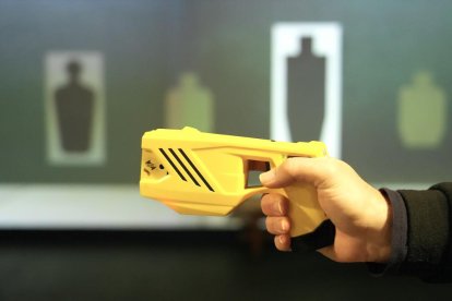 Presentación de las pistolas electrónicas que usará la Policía Municipal de Valladolid. -J.M. LOSTAU
