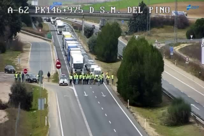 Los agricultores cortan la A-62 a la altura de El Montico. DGT