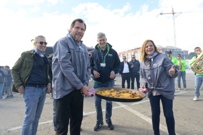 El ministro de Transportes y Movilidad Sostenible, Óscar Puente, posa con su paella.- X / OSCAR_PUENTE_