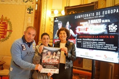 Julio López, Isa Rivero y Mayte Martínez con el cartel del combate. / EM