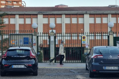 Puerta de aparcamiento de Tierno Galván, donde se quitarán varias plazas de aparcamiento. -PHOTOGENIC.