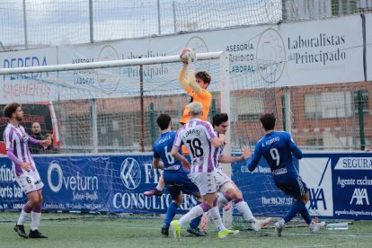 Arnau Rafús atrapa el balón ante el Covadonga. / RV