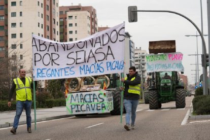 La tractorada convocada por la Comunidad de Regantes Canal Macías Picavea llega a Valladolid. -J.M. LOSTAU