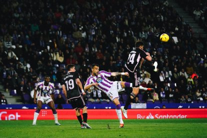 Negredo intenta engatillar un disparo en su debut.REAL VALLADOLID