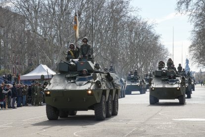 Ensayo del Regimiento Farnesio 12 en la acera de Recoletos. -J.M. LOSTAU