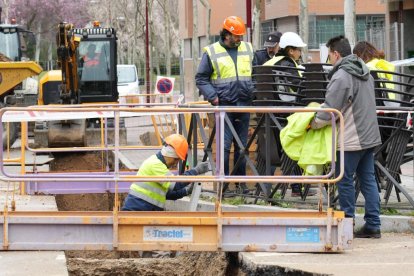 Muere un trabajador en un accidente laboral en las obras de la red de calor de Villa de Prado en Valladolid.-J. M. LOSTAU