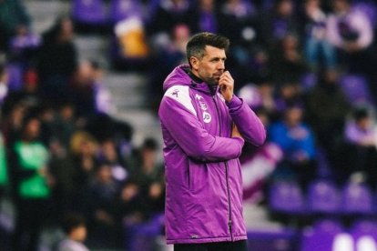 Pezzolano observa el partido desde la banda. REAL VALLADOLID