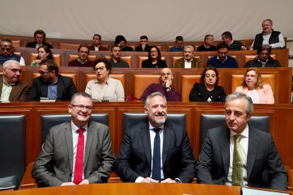 El presidente de las Cortes de Castilla y León, Carlos Pollán, y el consejero de Agricultura, Ganadería y Desarrollo Rural, Gerardo Dueñas, participan en la presentación de la nueva añada de los vinos de la Denominación de Origen Cigales. -ICAL.