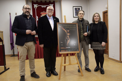 El alcalde de Tordesillas, Miguel Ángel Oliveira; el concejal Isaías García; el sacerdote José Manuel de la Fuente Mata; y la presidenta de la cofradía de la Vera Cruz, Verónica Gutiérrez. - SANTIAGO BERMEJO. Europa Press