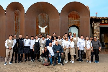 José Gordón, Noemí y su padre, con todo el equipo de cocina.  -E.M.