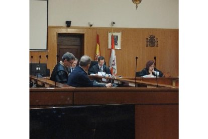 El policía nacional, en primer plano, junto a su defensor durante el juicio que ha quedado este lunes visto para sentencia en la Audiencia de Valladolid. - EUROPA PRESS