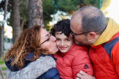 Héctor, niño que padece una enfermedad rara, junto a sus padres, Beatriz y José. -PHOTOGENIC