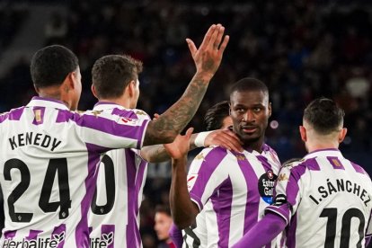 Sylla (7) celebra con compañeros el gol marcado al Levante, último de un delantero centro.REAL VALLADOLID