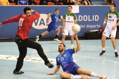 Juan Bar, esta temporada con el Anaitasuna en Huerta del Rey ante un lanzamiento de Álvaro Martínez. / PHOTOGENIC