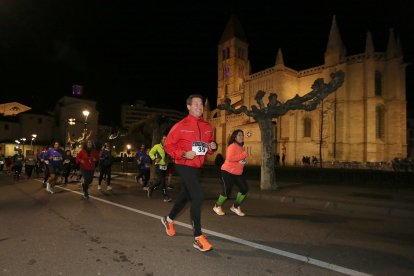 Un momento de la carrera Ríos de Luz celebrada el pasado año por las calles de Valladolid. / MONTSE ÁLVAREZ