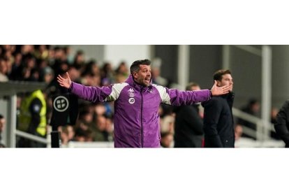 Paulo Pezzolano hace indicaciones a sus jugadores desde la banda. IÑAKI SOLA / RVCF
