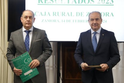 El presidente de Caja Rural de Zamora, Nicanor Santos, y el director general, Cipriano García, presenta el balance y cuenta de pérdidas y ganancias
de la entidad - ICAL