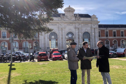 Los concejales del PSOE Pedro Herrero (centro), Alberto Palomino (izda) y Juan Carlos Hernández (dcha). - GRUPO MUNICIPAL SOCIALISTA EN VALLADOLID. Europa Press