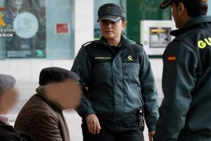 La Guardia Civil atiende a dos personas mayores.- GUARDIA CIVIL