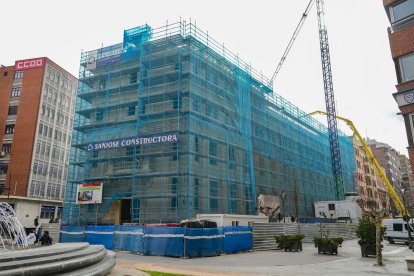 Estado actual del edificio en obras, con las fachadas cubiertas por andamios y mallas protectoras.- J.M. LOSTAU