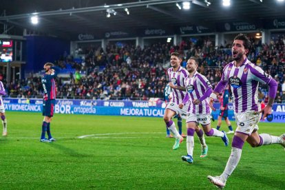 Monchu festeja su gol al Huesca, en la última victoria a domicilio.REAL VALLADOLID