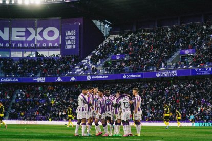 Los jugadores blanquivioleta celebran un gol al Zaragoza. REAL VALLADOLID