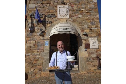 Miguel Centeno, frente al restaurante Cuca La Vaina, con su cocido maragato - E.M.