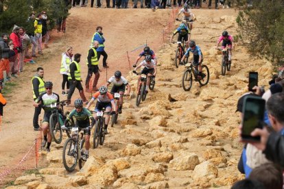 Los participantes superando el rock garden en la segunda prueba de la Copa de España BTT en el Cerro de las Contiendas de Valladolid. / JM LOSTAU