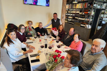 Matrimonios del Servicio de Ayuda a Domicilio de Valladolid celebrando San Valentín. E.M