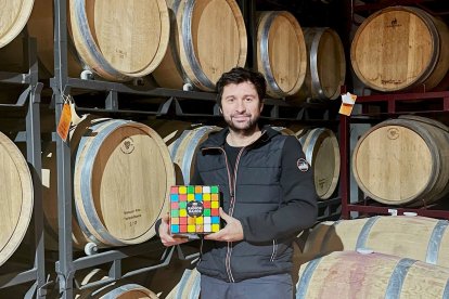 Ramón Ramos, en la sala de barricas de su bodega, con el nuevo diseño de sus vinos bag in box. -E.M.