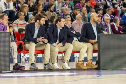 Alejandro Paniagua, en el banquillo del UEMC Real Valladolid junto al resto del staff técnico. / RVB