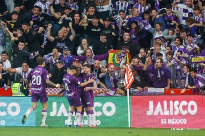 Amath celebra su gol con compañeros y aficionados blanquivioleta. LALIGA