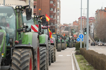 La tractorada convocada por la Comunidad de Regantes Canal Macías Picavea llega a Valladolid. -J.M. LOSTAU